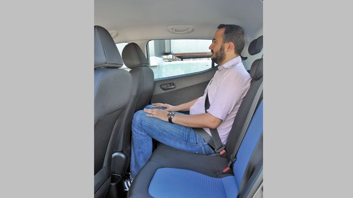 Στο πίσω κάθισμα του νέου i10, επιβάτες με ύψος άνω του μέσου όρου θα χωρέσουν με χαρακτηριστική άνεση.
